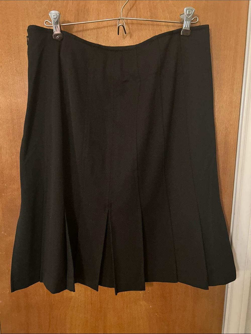 St John Classic Black Pleated Women’s Skirt. Like new. 10